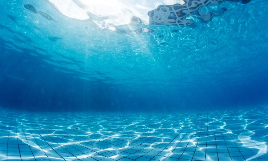 Come trattare l’acqua della piscina senza prodotti chimici?